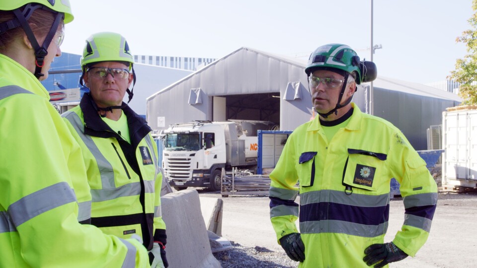 Implenia har innført hanske- og brillepåbud på sine prosjekter. Her er prosjektsjef Peder Ronny Sødal på Fornebubanen (t.v.) sammen med hovedverneombud Rune Aas og Bettina Bjørn, som er ansvarlig for info og merkevare. Implenia har innført hanske- og brillepåbud på sine prosjekter. Her er prosjektsjef Peder Ronny Sødal på Fornebubanen (t.v.) sammen med hovedverneombud Rune Aas og Bettina Bjørn, som er ansvarlig for info og merkevare. Foto: Implenia