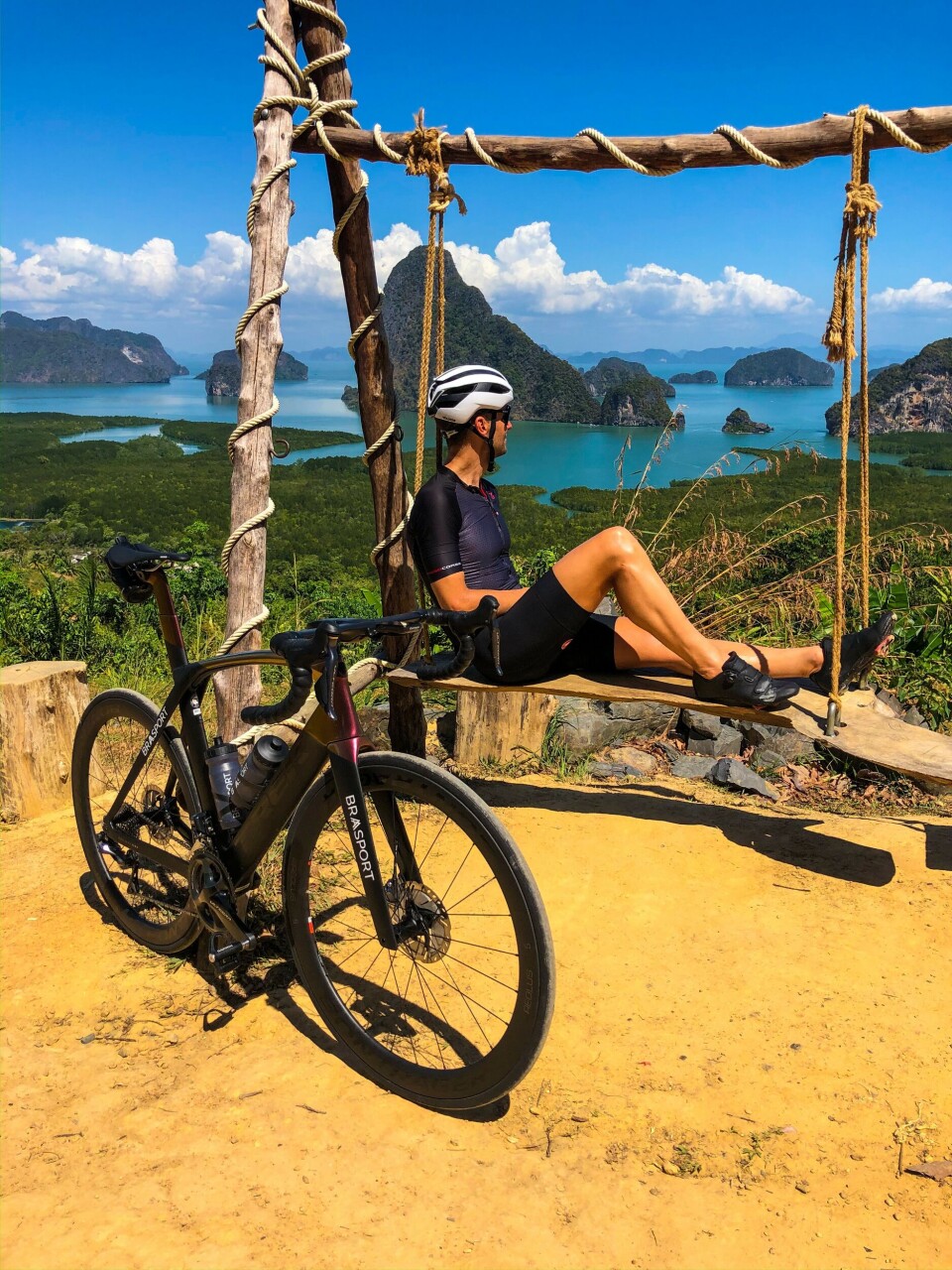 Innimellom treningsturene blir det også tid til å slappe av og nyte utsikten. Her fra et opphold i Thailand, som er en av Stormos favorittdestinasjoner. Foto: Privat