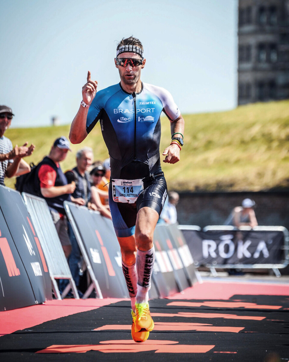Lars Petter Stormo er rådgiver i Sweco og har langdistanse-triatlon osm hobby og livsstill. Her på målgang under halv-ironman i Helsingør. Foto: Privat