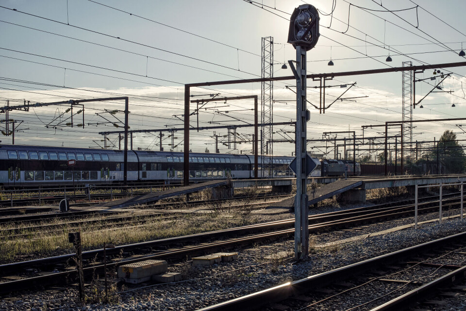 Steinsprut, strømstans og solslyng stopper togene