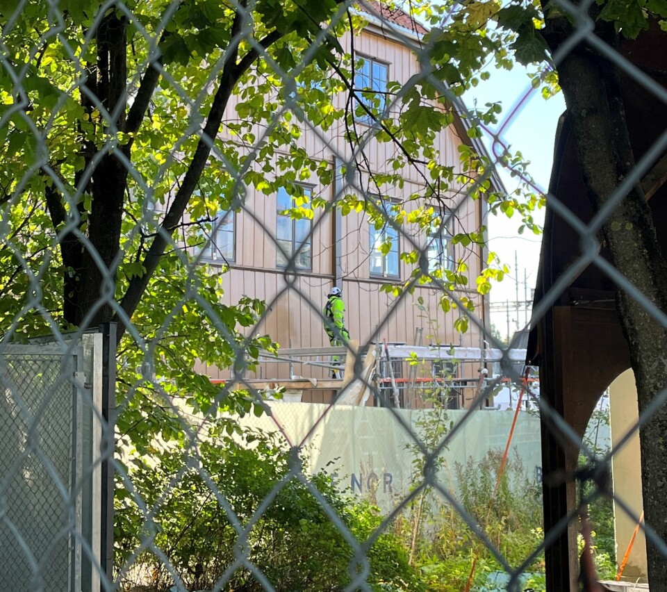 Noen arbeider på Saxegården pågår bak byggegjerdene fortsatt. Noen arbeider på Saxegården pågår bak byggegjerdene fortsatt. Foto: Frode Aga