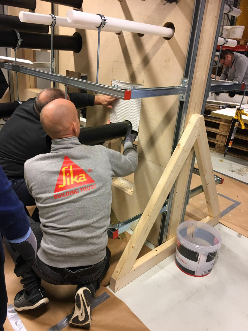Sika tilbyr kurs og opplæring i riktig bruk av produkter og oppbygging av systemer til kunder, installatører og forhandlere. Kalstad er selv kursansvarlig. Klikk for større versjon