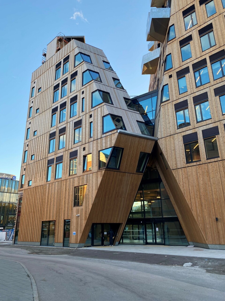 Flere av fasadene til Vertikal Nydalen er så skrå at de må bygges som tak. Foto: Rune Sørlie.