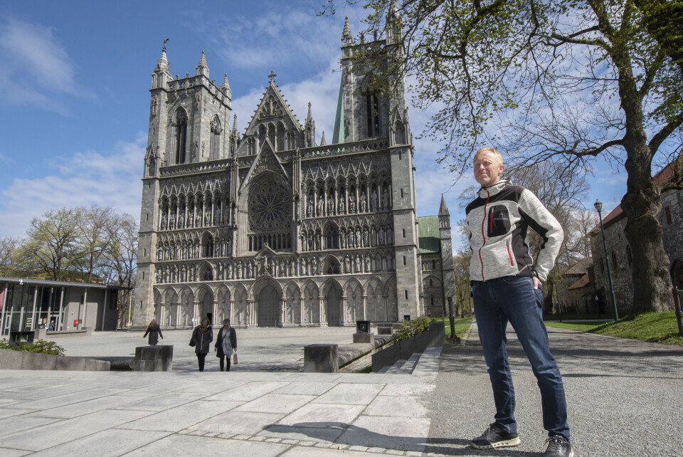 Nidarosdomen er Norges nasjonalhelligdom, og har vært under konstant gjenopp-bygning og restaurering i 150 år. I de siste snart 40 årene har Rune Langås vært en av de mange håndverkerne som har domkirken som oppgave.