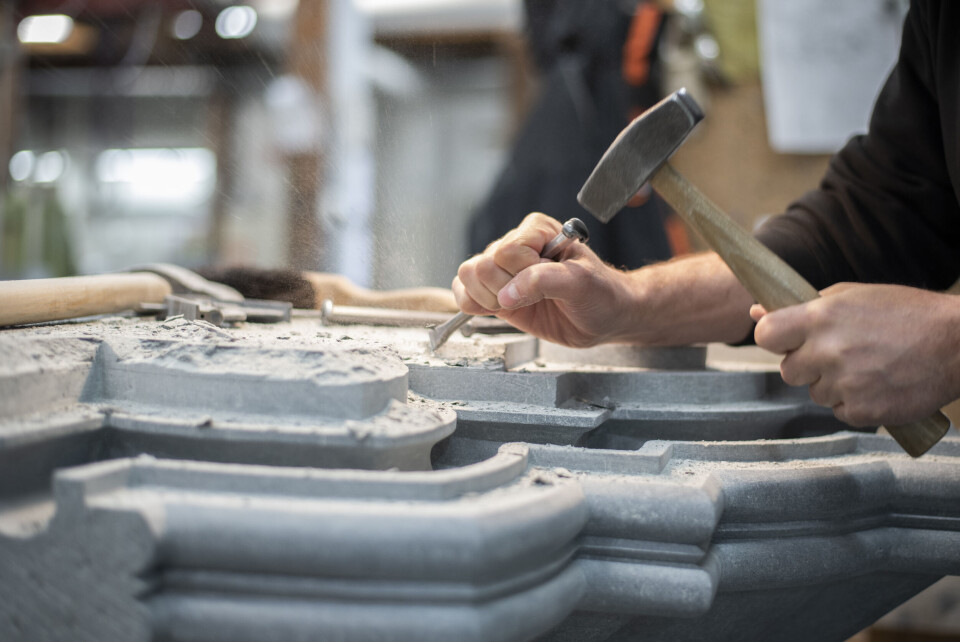 Steinhugger Espen Sørburø har hammer og meisel som noen av sine viktigste arbeidsredskaper. Akkurat denne steinen hugges til for nordsiden av koret i Nidarosdomen.