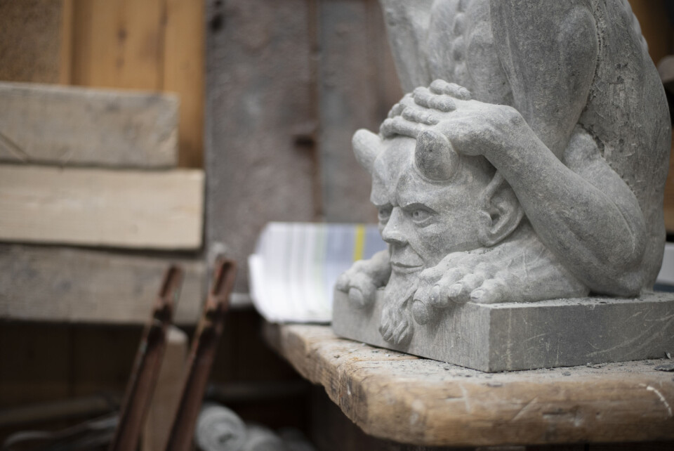 Mesteparten av steinen som hugges til i verkstedet, er bygningsstein, men både for utsmykningene og bygningssteinen er det slik at 'the devil is in the details'.