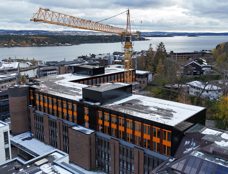 Taket og den øverste etasjen er blitt revet, og deretter har man bygd på to nye etasjer. Foto: Mårten Skällenäs/Backe