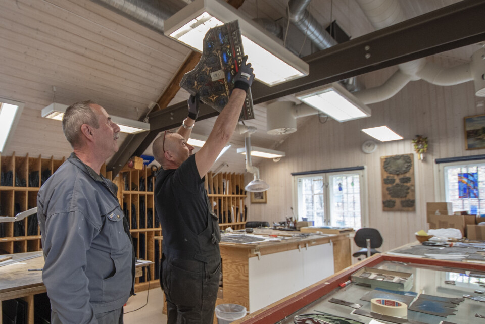 Geir Lyshaug (til venstre) og Ståle Gjersvold restaurerer blyglass-vinduer, og maler glass med gamle metoder.