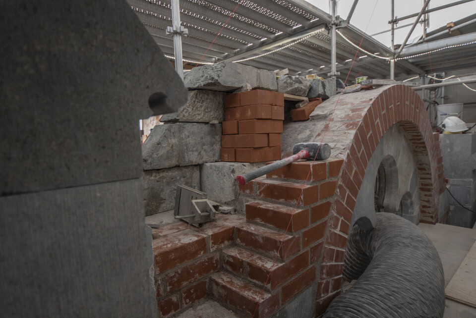 1.500 stein er tatt ned og satt opp igjen. Noen er reparerte, andre er byttet ut.