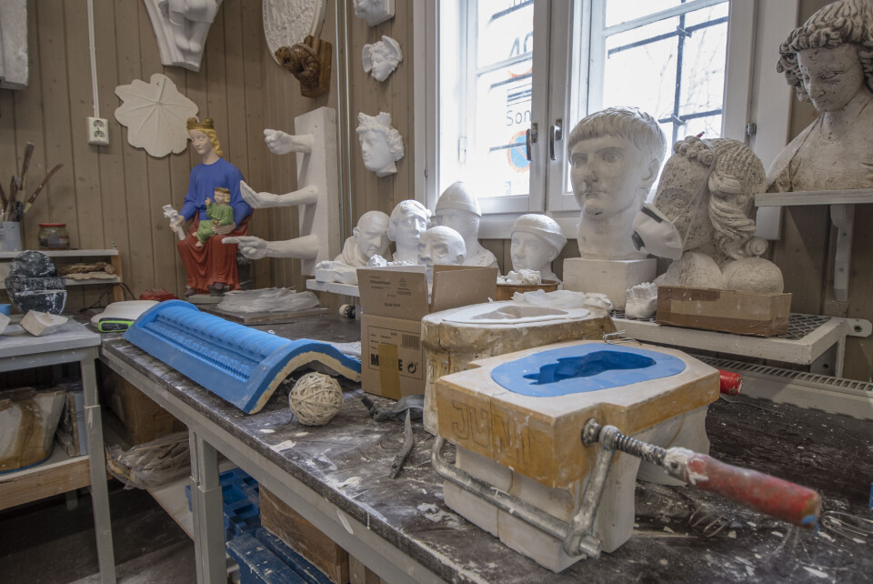 På gipsmakerverkstedet gjøres avstøpninger, og her utrormes også nye detaljer.