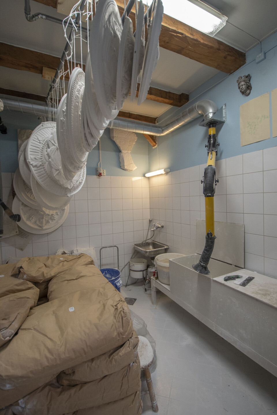 Det er ikke bare Nidarosdomen som nyter godt av kompetansen i bygghytten. Gipsmakerne har blant annet sitt eget arkiv med takrosetter.