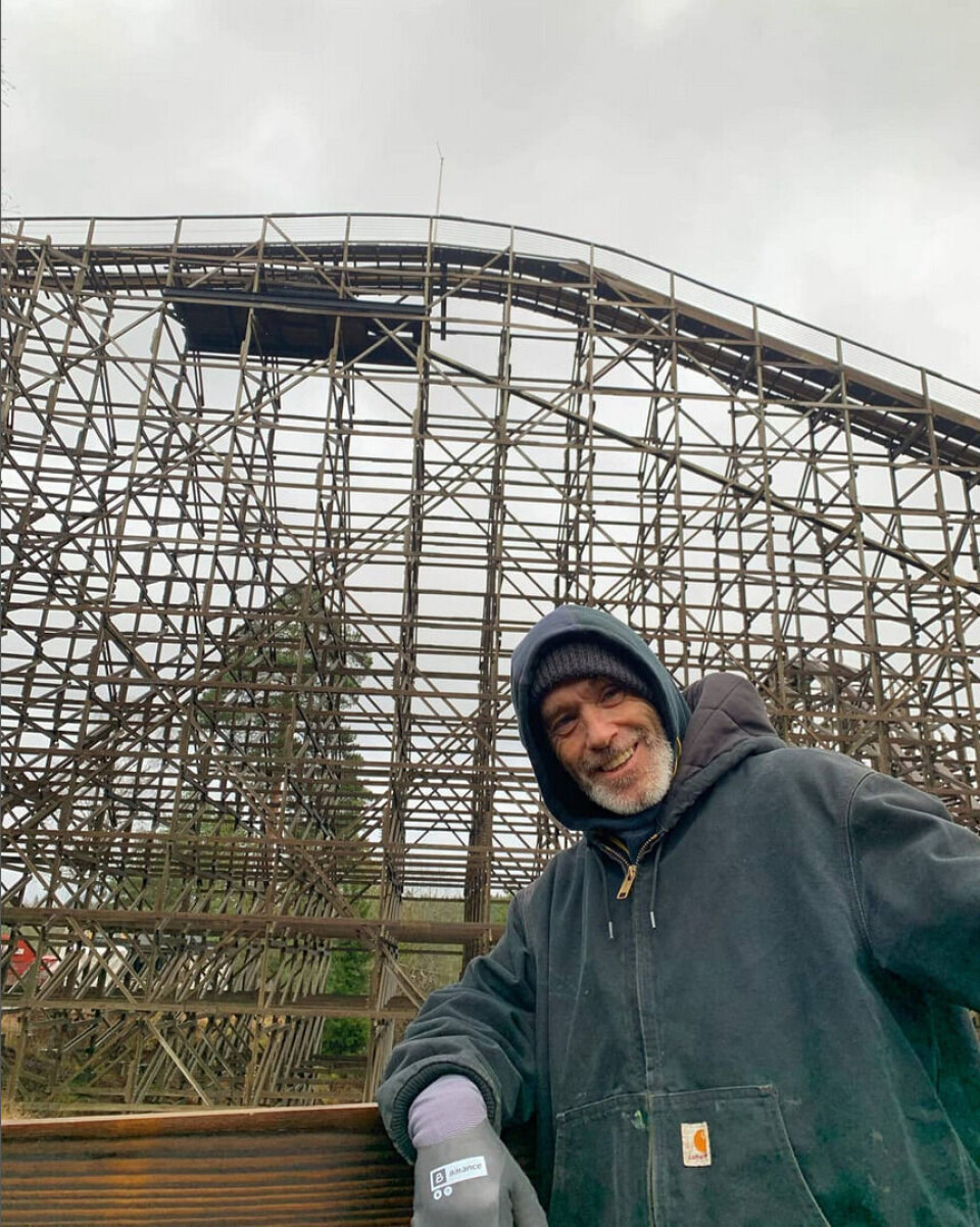 Richard Miller har vært med på å bygge Thundercoaster, og nå har han ansvar for vedlikehold på banen. Bildet er fra Hammer Brothers Limiteds Instagram-konto. Foto: privat
