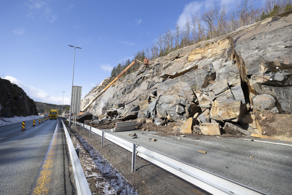E18 ved Lillesand så slik ut mandag morgen etter at det gikk et ras over veien. Steinraset gikk over E18 mellom Kvernåstunnellen og avkjøringen til Birkeland i vestgående retning, E18 ved Lillesand så slik ut mandag morgen etter at det gikk et ras over veien. Steinraset gikk over E18 mellom Kvernåstunnellen og avkjøringen til Birkeland i vestgående retning, Foto: Tor Erik Schrøder / NTB