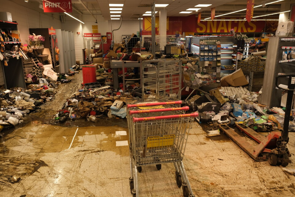 Flommen dro med seg varer gjennom hele butikken. Foto: Marius Lysø