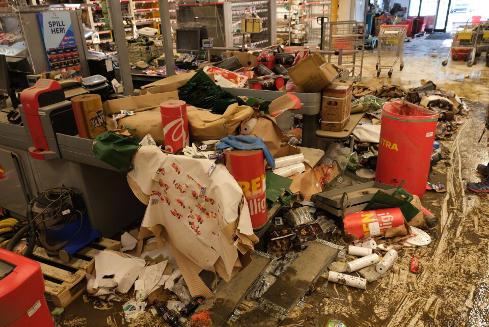 Flommen dro med seg varer gjennom hele butikken. Foto: Marius Lysø