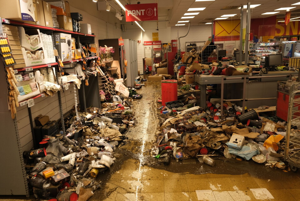 Flommen dro med seg varer gjennom hele butikken. Foto: Marius Lysø