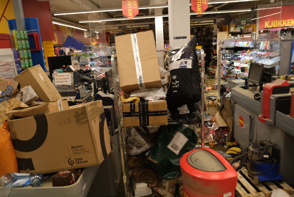 Flommen dro med seg varer gjennom hele butikken. Foto: Marius Lysø