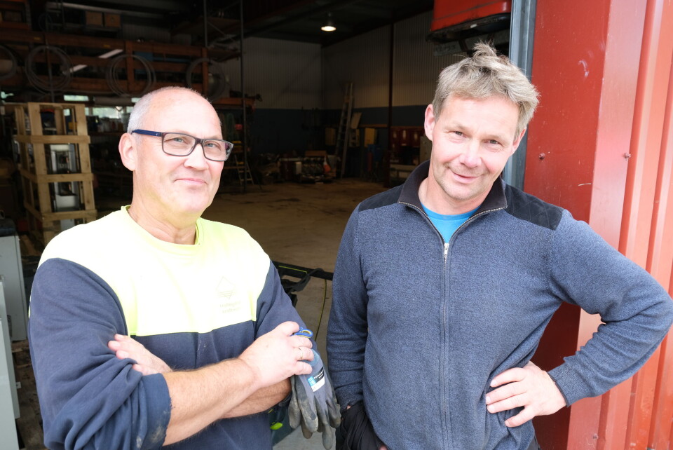 Terje Husemoen (til venstre) og Tølleiv Skulason jobber med å bygge opp huset til ordførerens far etter flommen. Foto: Marius Lysø