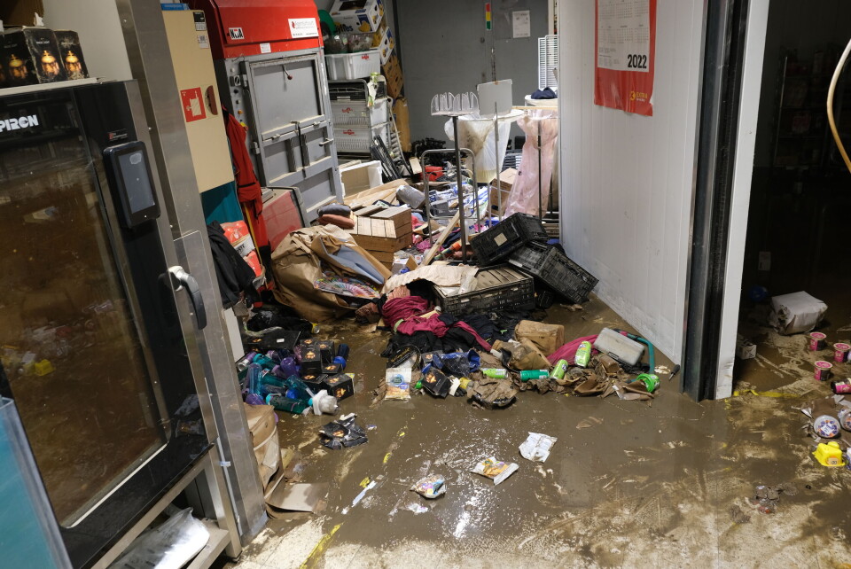 Flommen dro med seg varer gjennom hele butikken. Foto: Marius Lysø