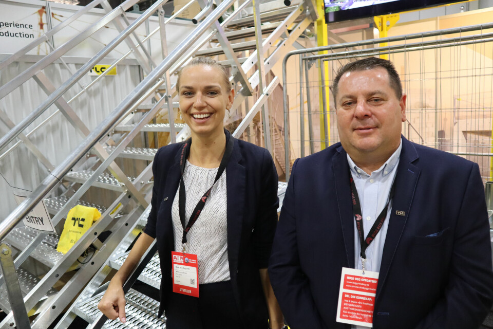 Weronika Budzioch og Piotr Fyda står på stand for det polsk-svenke firmaet TLC under Bygg Reis Deg. Foto: Svanhild Blakstad