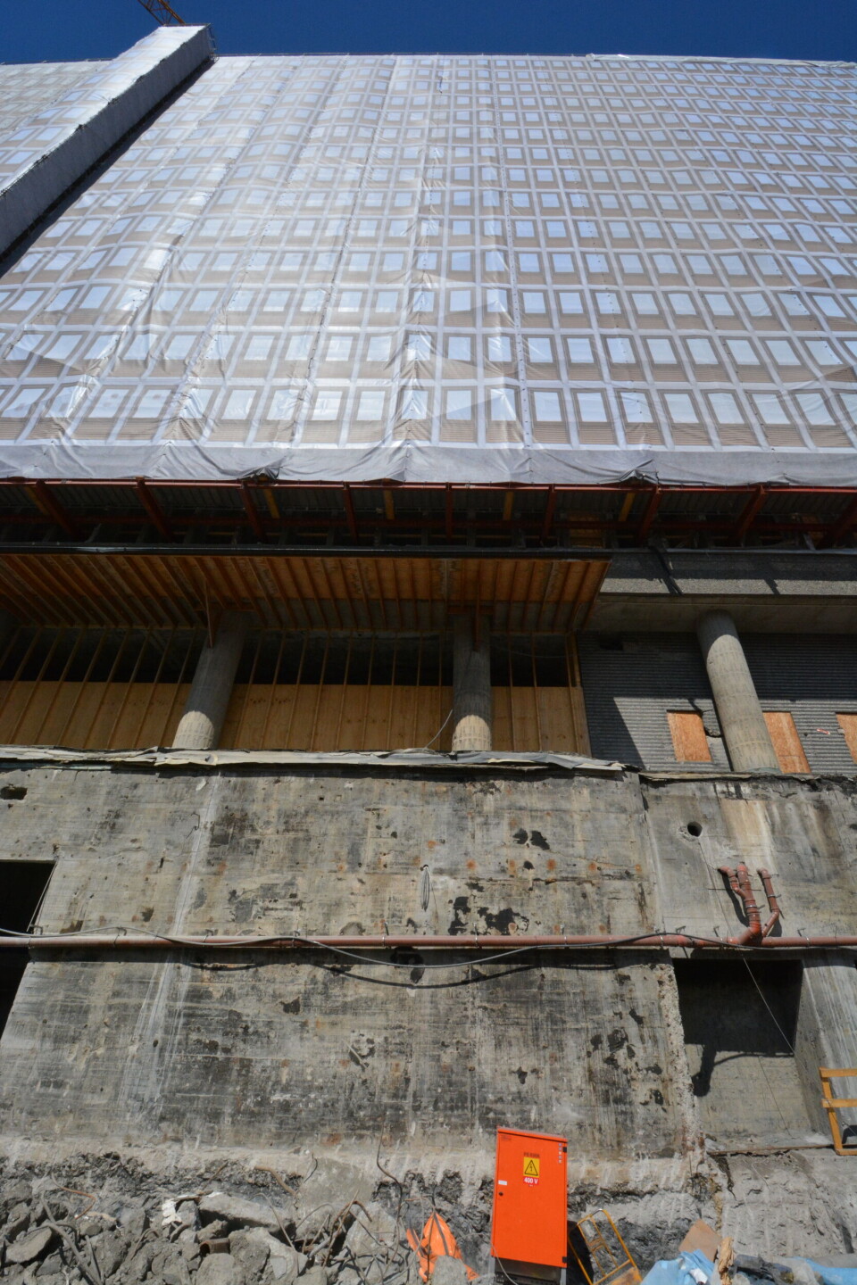 Slik ser det ut bak byggegjerdene når Høyblokka rehabiliteres.