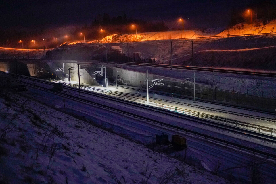 Bane Nor skal skifte strømledning i Blixtunnelen på Follobanen. Det er en av årsakene til at en permanent tillatelse lar vente på seg. Nå har Bane Nor fått en endelig dokumenasjonsfrist av Statens jernbanetilsyn. Bane Nor skal skifte strømledning i Blixtunnelen på Follobanen. Det er en av årsakene til at en permanent tillatelse lar vente på seg. Nå har Bane Nor fått en endelig dokumenasjonsfrist av Statens jernbanetilsyn. Foto: Terje Pedersen / NTB