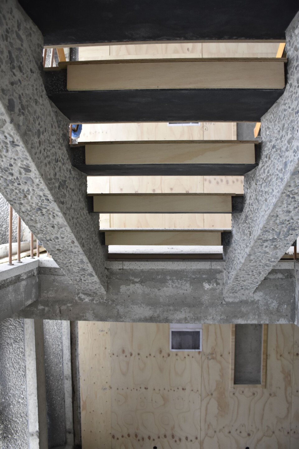 Slik ser det ut bak byggegjerdene når Høyblokka rehabiliteres.