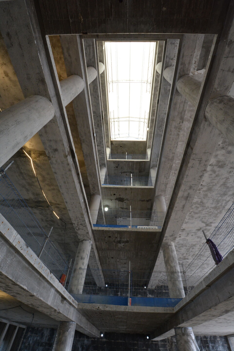 Slik ser det ut bak byggegjerdene når Høyblokka rehabiliteres.