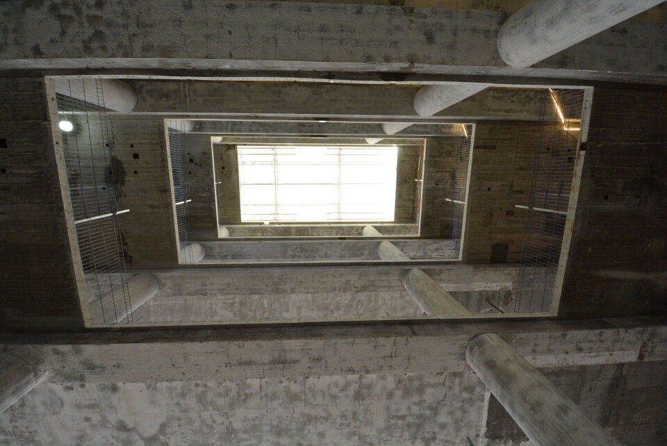 Slik ser det ut bak byggegjerdene når Høyblokka rehabiliteres.