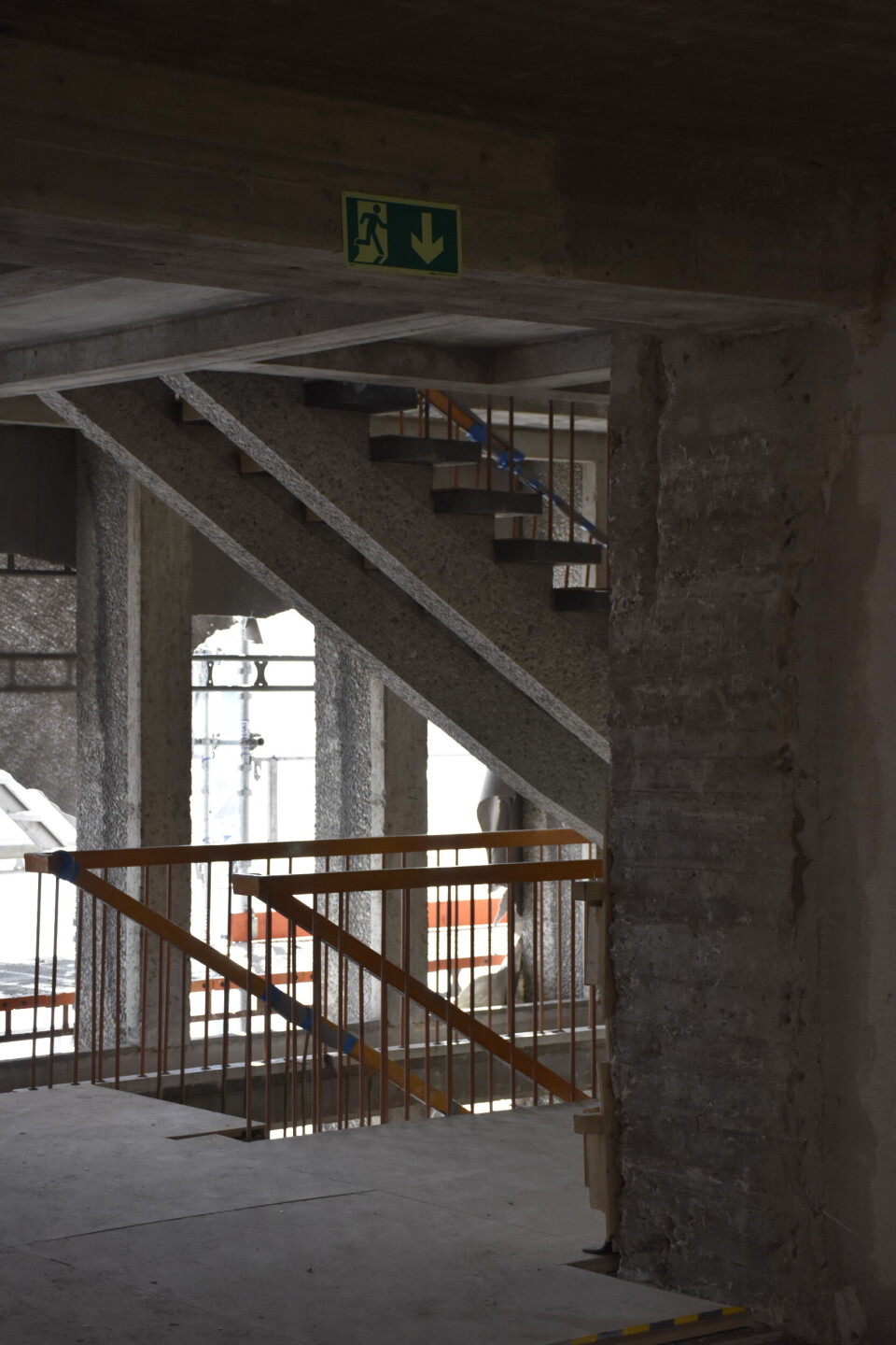 Slik ser det ut bak byggegjerdene når Høyblokka rehabiliteres.