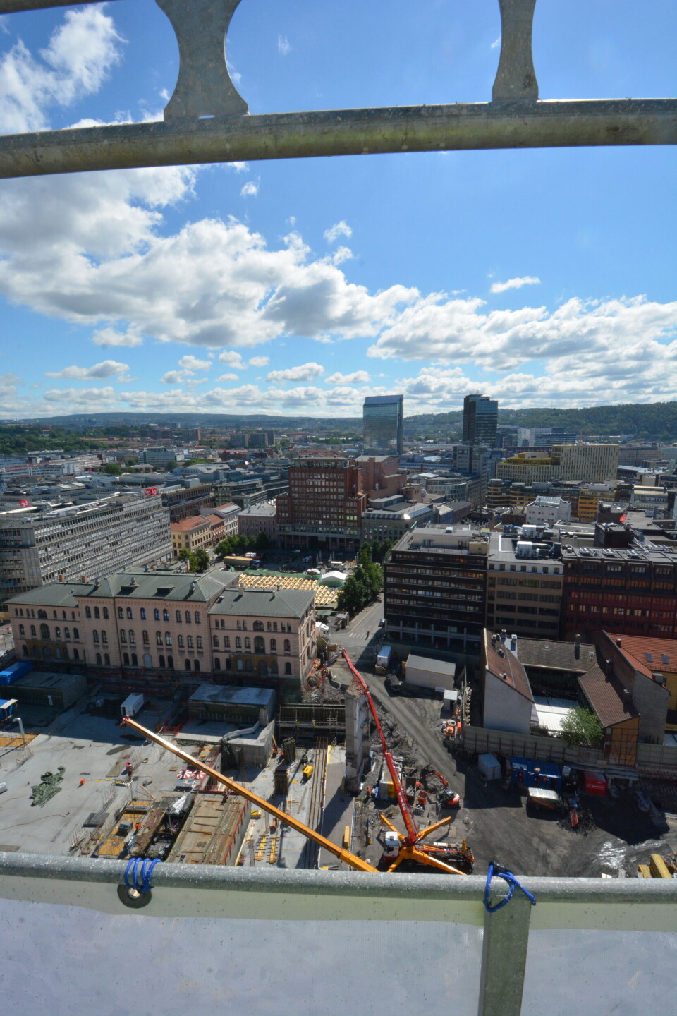Slik ser det ut bak byggegjerdene når Høyblokka rehabiliteres.
