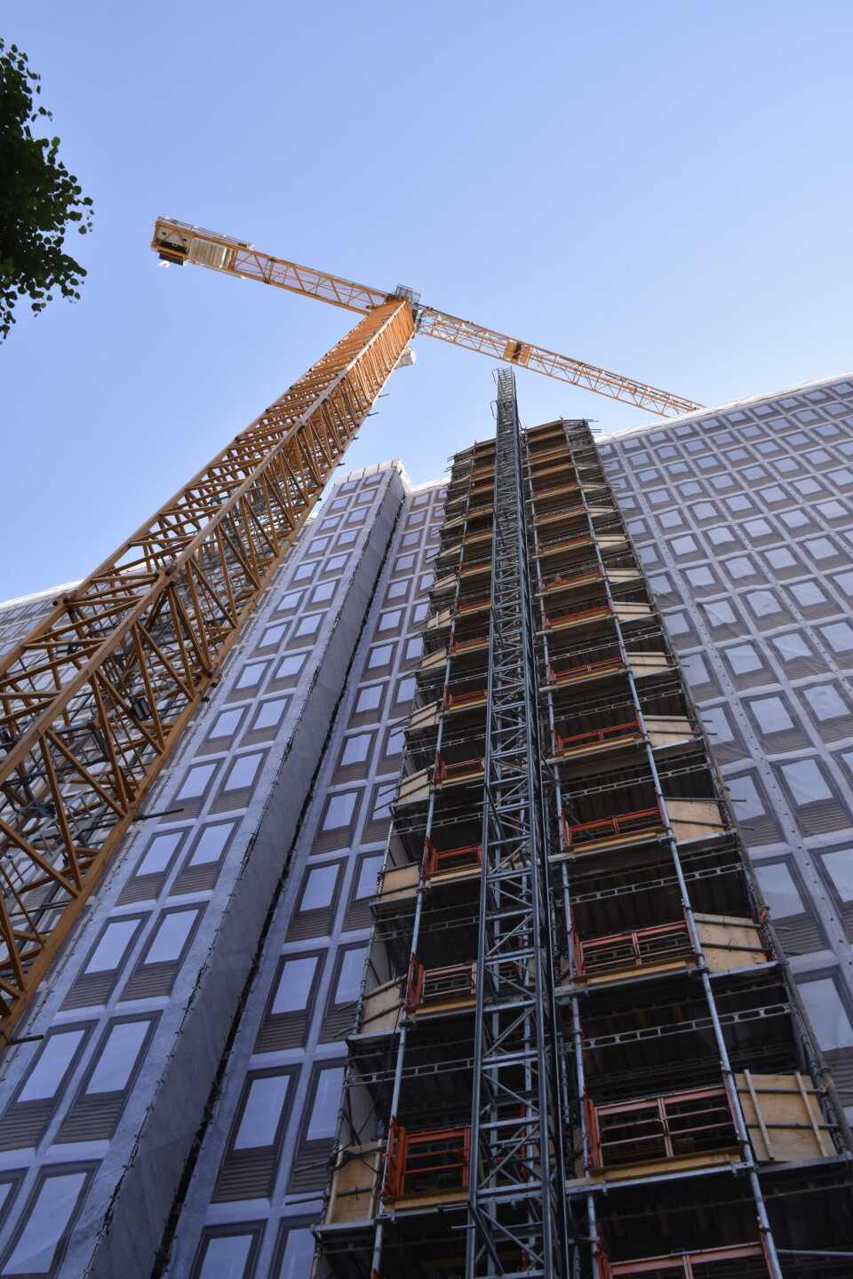 Slik ser det ut bak byggegjerdene når Høyblokka rehabiliteres.