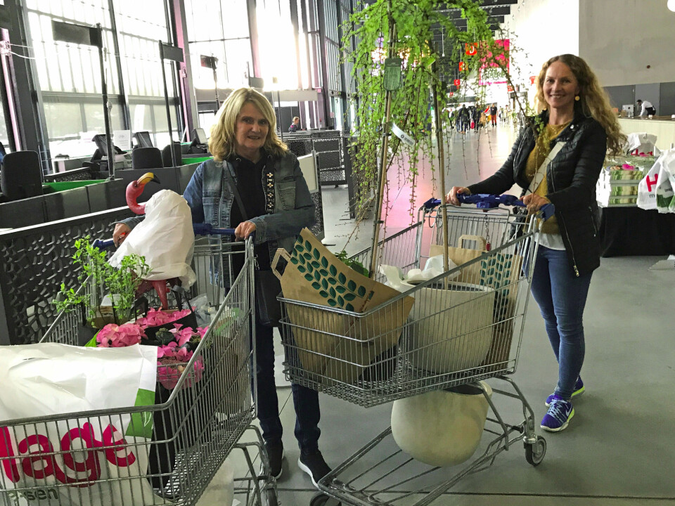 Disse to damene var fornøyd med 'fangsten' på Hagemessens første dag. Foto: Mathilde Eikefjord