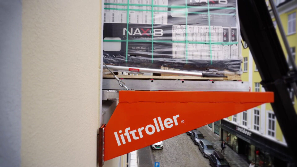Liftrollersystemet kan enkelt monteres i en åpning i fasaden.