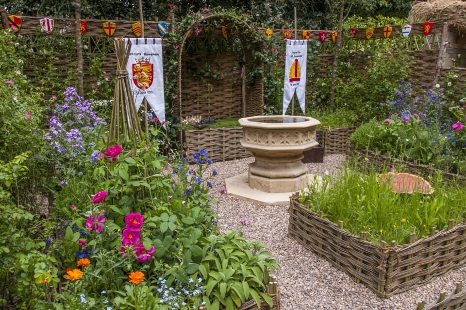 ARTISAN GARDEN Chelsea Flower Show 2015 Runnymede Surrey Magna Carta 800th Anniversary Garden. Designed by: A Touch of France Garden Design . Sponsored by: Surrey County Council, Runnymede Hotel, Kier Group plc. Foto: Tim Sandall