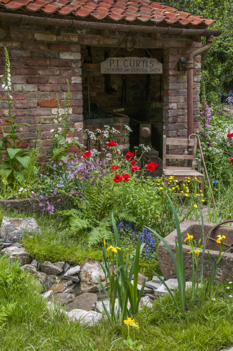 ARTISAN GARDEN Chelsea Flower Show 2015: The Old Forge for Motor Neurone Disease Association. Designed by: Jodie Fedorko & Martin Anderson . Sponsored by: Motor Neurone Disease Association. Foto: Tim Sandall