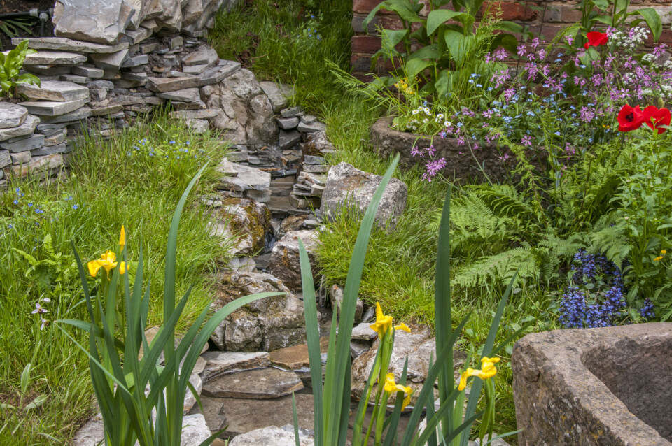 ARTISAN GARDEN Chelsea Flower Show 2015: The Old Forge for Motor Neurone Disease Association. Designed by: Jodie Fedorko & Martin Anderson . Sponsored by: Motor Neurone Disease Association. Foto: Tim Sandall