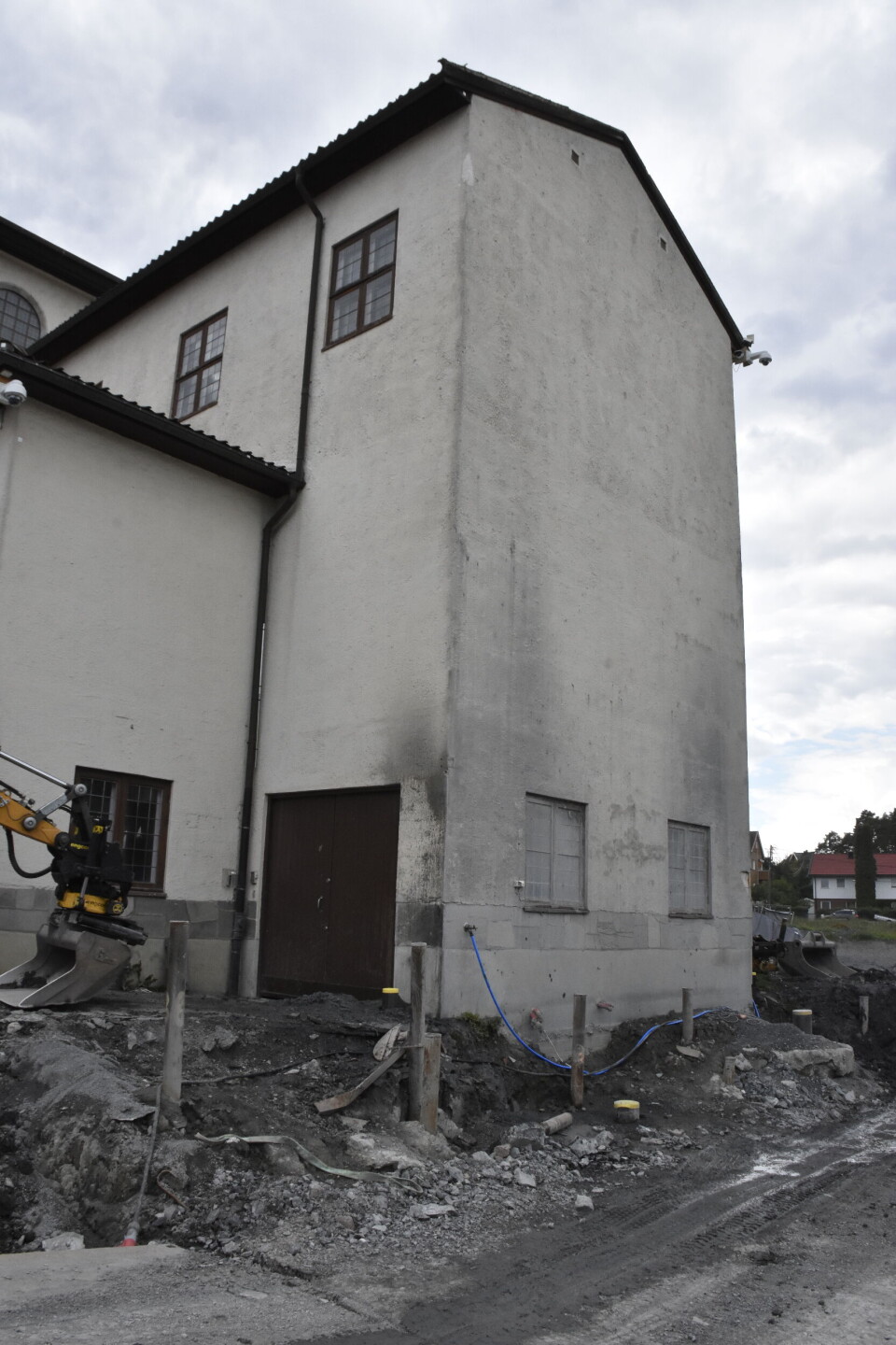 Det er støpt en betongvegg i grunnen, som starter rundt en meter under bakken. Rørene inntil museumsbygningen viser hvor den går.