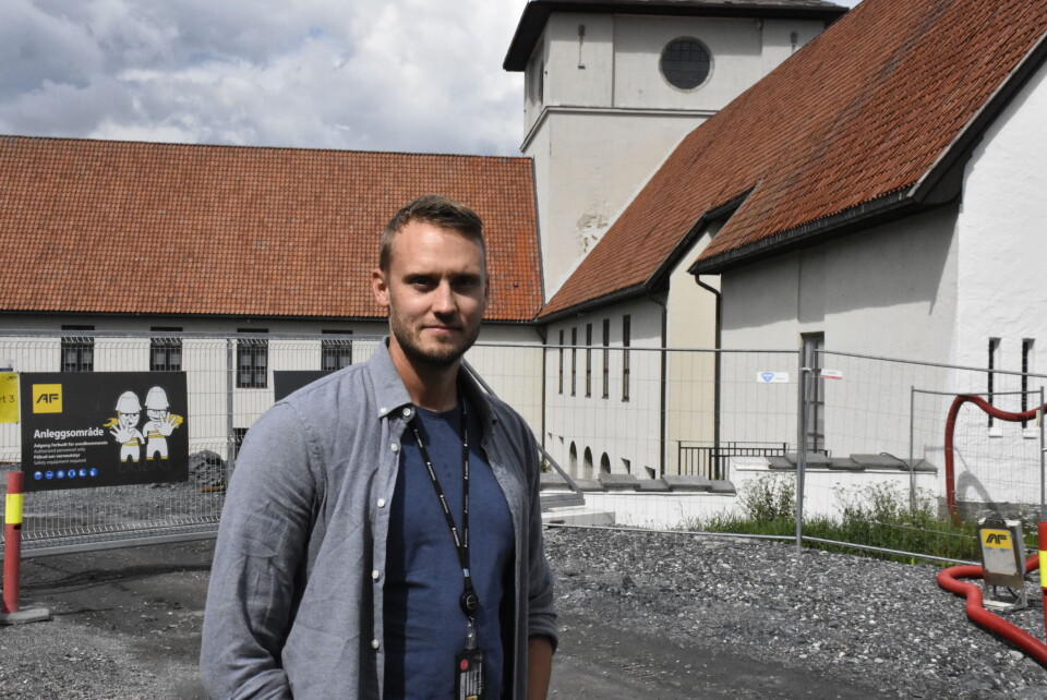 Ole Hammer sier det hender de må stoppe arbeidene på grunn av store vibrasjoner, men at de i tett dialog med konservatorene starter fort opp igjen.
