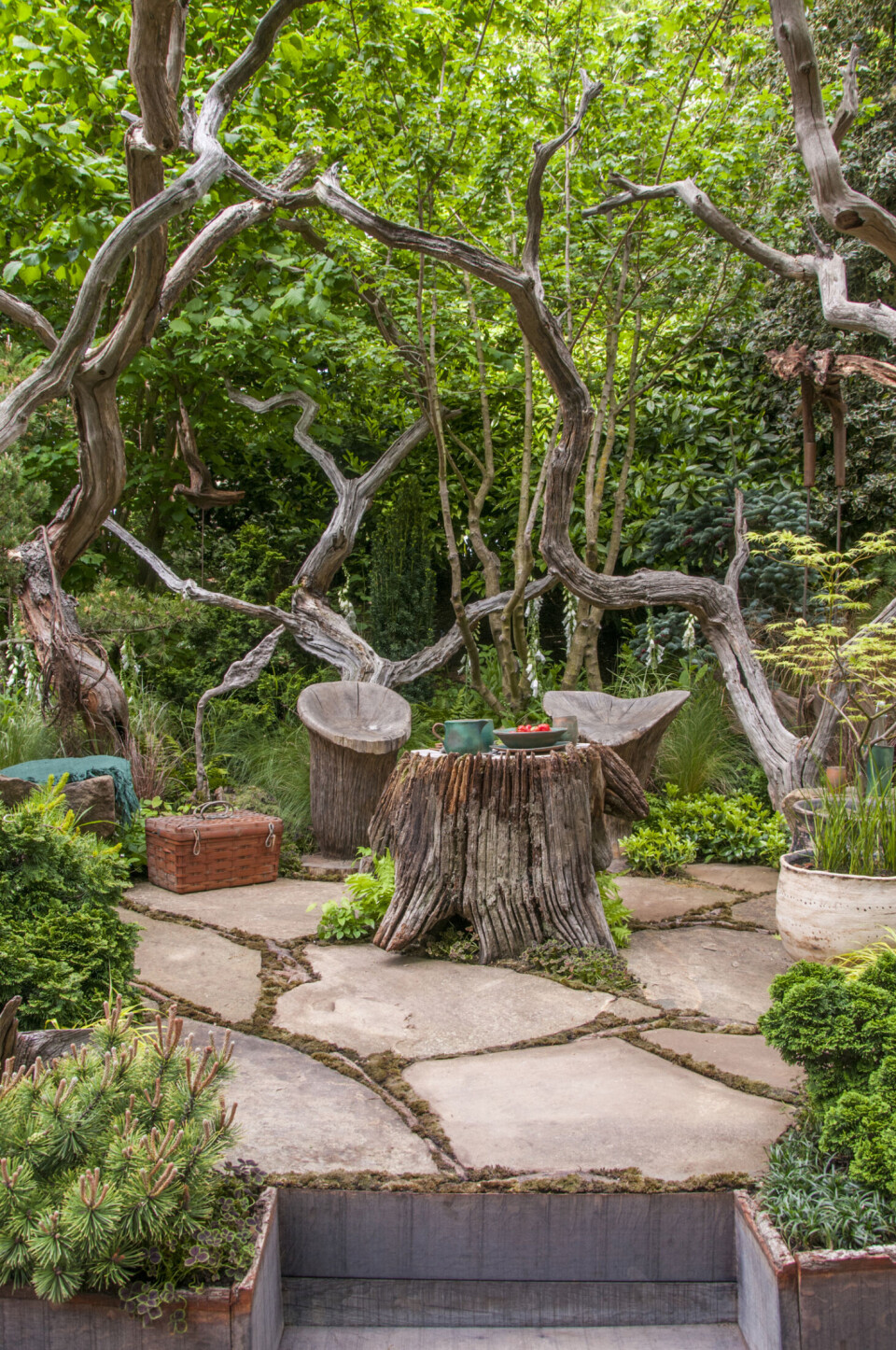 ARTISAN GARDEN Chelsea Flower Show 2015 The Sculptor's Picnic Garden by Walker's Nurseries. Designed by: Graham Bodle. Sponsored by: Walkers Nurseries. Foto: Tim Sandall