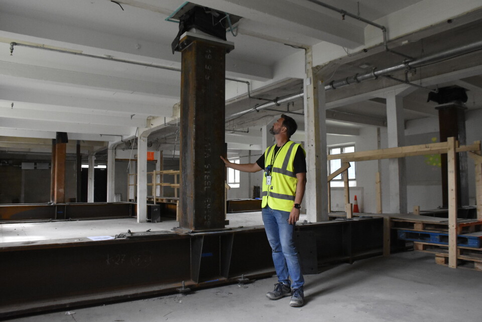 Riggene som Vikingskipene står på veier 40 tonn, og er så tunge at museumsgulvet ikke klarer å holde dem. Det er derfor boret ned til kjelleren, slik at de kan støtte seg på fundamentet som museet er bygd på.
