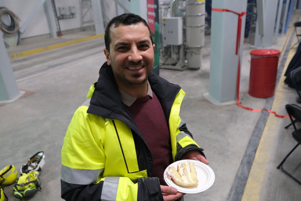 Sementterminalens prosjektleder, Abdulkadir Bat, har fått seg kake. Foto: Marius Lysø