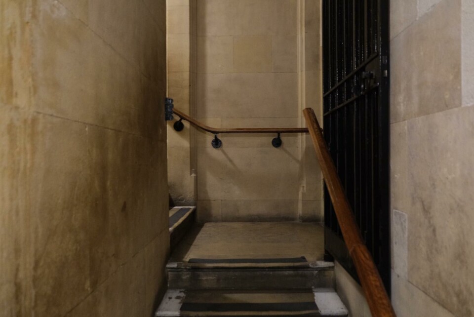 Trappeoppgang inne i Palace of Westminister. Foto: Marius LysøStore deler av fasaden, som er skjermet for offentligheten, er rammet av forurensning. Foto: Marius LysøGang mellom Overhuset og Underhuset. Foto: Marius Lysø