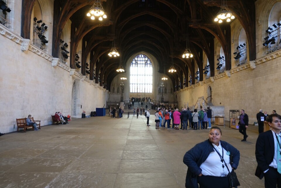 Det meste av materialer i Westminister hall er 1000 år gammelt. Foto: Marius LysøStore deler av fasaden, som er skjermet for offentligheten, er rammet av forurensning. Foto: Marius LysøGang mellom Overhuset og Underhuset. Foto: Marius Lysø