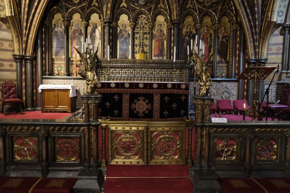 Chapel of St Mary Undercroft, en kirke i parlamentsbygningen. Foto: Marius LysøStore deler av fasaden, som er skjermet for offentligheten, er rammet av forurensning. Foto: Marius LysøGang mellom Overhuset og Underhuset. Foto: Marius Lysø