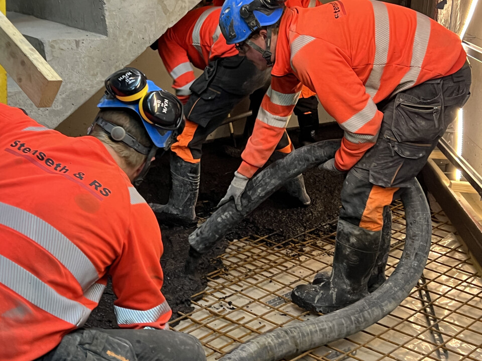 Det er Stenseth & RS Entreprenør som står for betongarbeidene i prosjektet, og dermed også utfører støpearbeidet med svart betong i deler av det innvendige arbeidet.