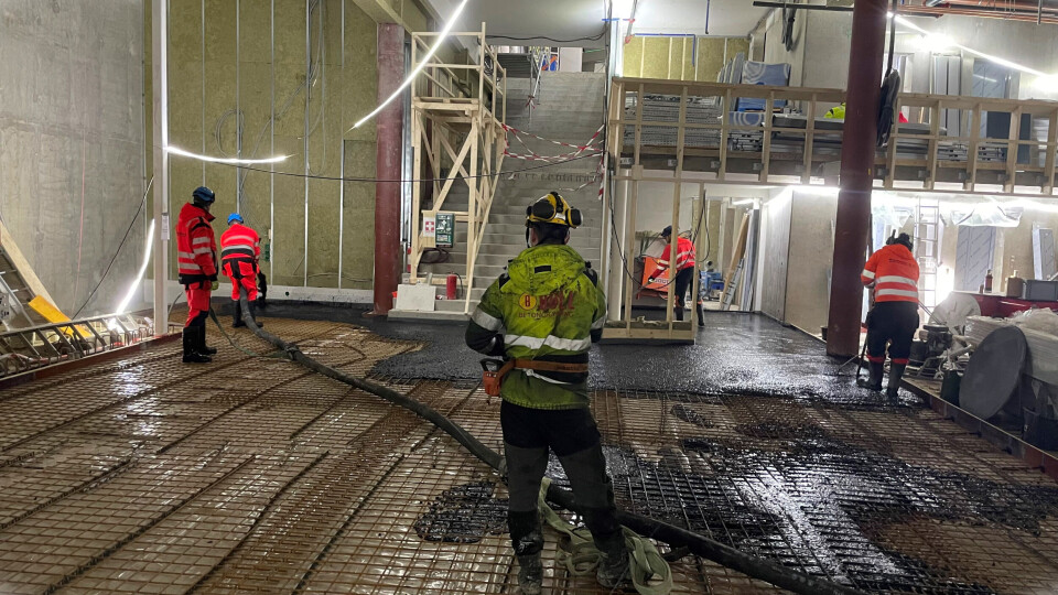 Totalt skal det støpes 720 kvadratmeter gulvarealer med svart betong, og mesteparten av støpearbeidet er nå gjennomført. Bull Betongpumping står for betongpumpingen. Foto: Stenseth & RS Entreprenør