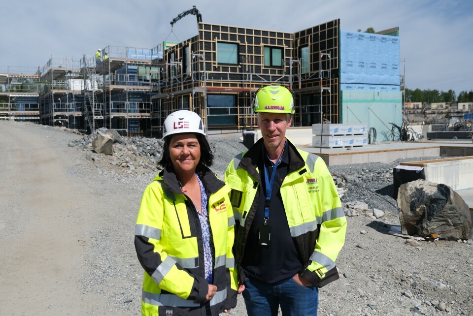 Salgs- og markedssjef i LSE Byggesystemer, Helena Guttormsen, og prosjektleder i J.I. Bygg, Tor Wettergreen. Foto: Marius Lysø