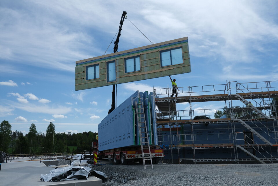 Byggeleder Kaspar Smithens sørger for at elementene blir montert riktig. Foto: Marius Lysø