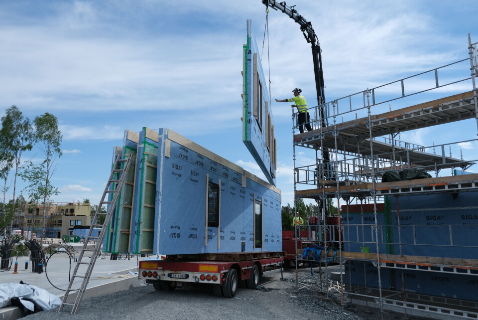 Byggeleder Kaspar Smithens sørger for at elementene blir montert riktig. Foto: Marius Lysø